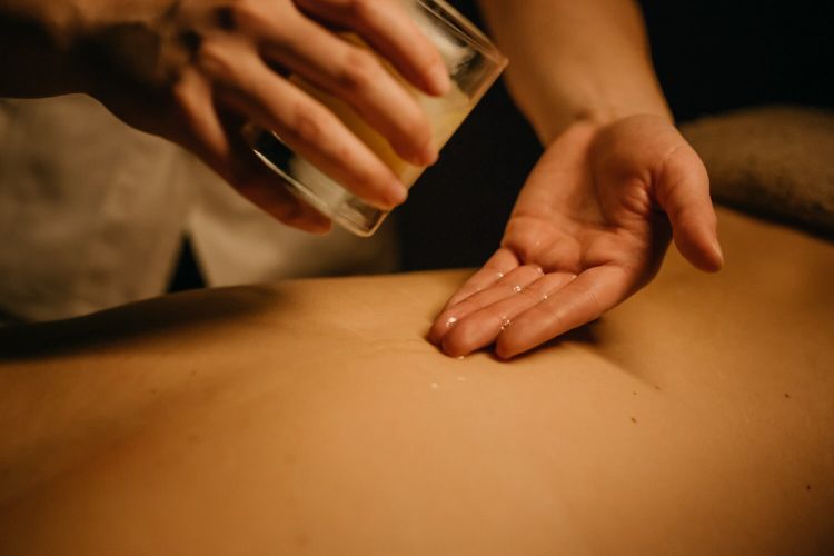 Oil massage service in Abu Dhabi Oil massage service in Abu Dhabi